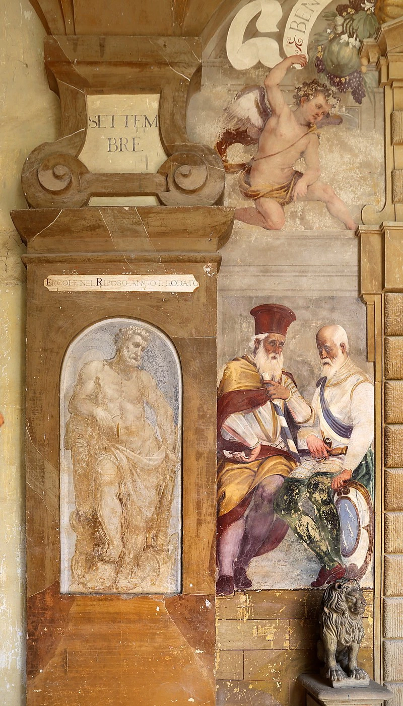 Villa Il Riposo dei Vecchietti - personaggi illustri della famiglia Vecchietti tra Ercole a riposo e putti con festone e motto